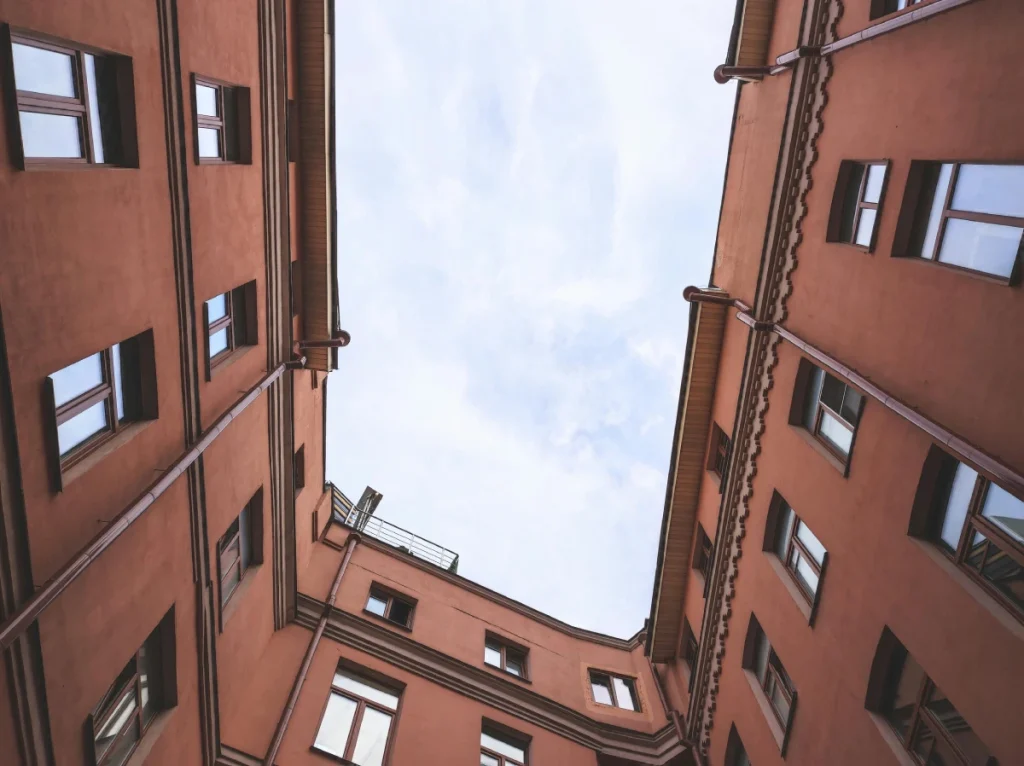 Rehabilitación de patios de luces en Barcelona